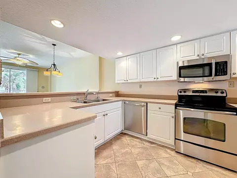 Kitchen - 159 Marine St UNIT 204, Saint Augustine, FL 32084 photo 1 of 9