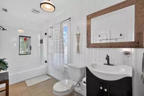 Bath - 28 Joiner St, Saint Augustine, FL 32084 photo 1 of 2