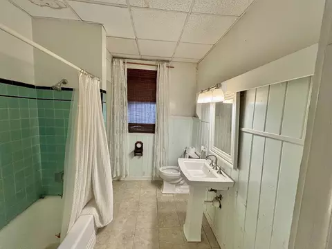 Bath - 41 Saragossa St, Saint Augustine, FL 32084 photo 1 of 2