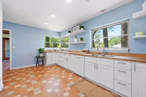 Kitchen - 49 Sylvan Dr, Saint Augustine, FL 32084 photo 1 of 4