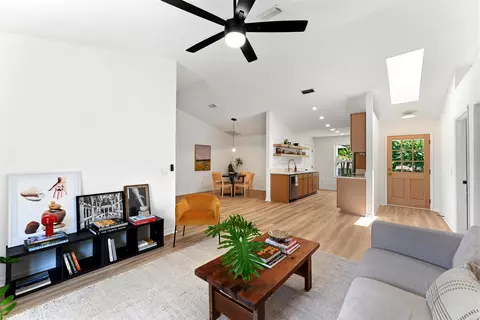 Living - 620 Queen Rd, Saint Augustine, FL 32086 photo 4 of 4