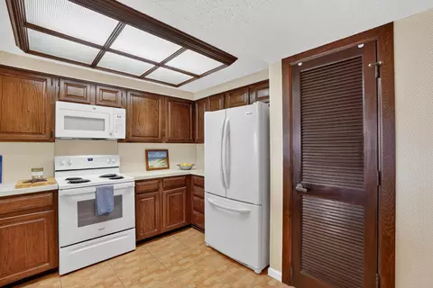 Kitchen - 6170 A1a S, Saint Augustine Beach, FL 32080 photo 4 of 5