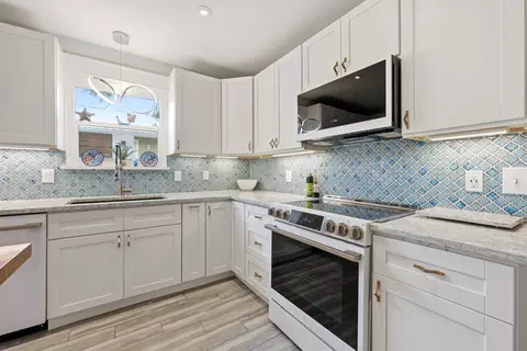 Kitchen - 80 Aloha Cir, Saint Augustine, FL 32080 photo 3 of 5