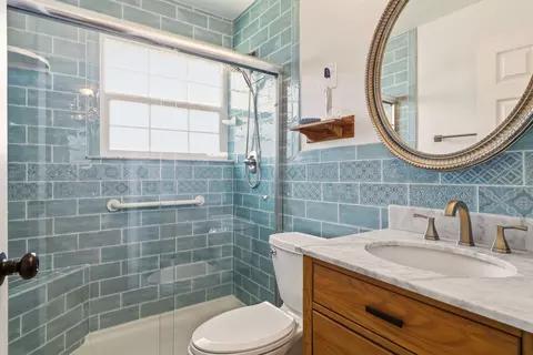 Bath - 22 Comares Ave #1A, Saint Augustine, FL 32080 photo 2 of 2