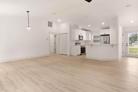 Living - 408 St Augustine South Dr, Saint Augustine, FL 32086 photo 2 of 4