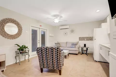 Living - 35 Atlantic Ave Apt Ab C #A,B & C, Saint Augustine, FL 32084 photo 4 of 6
