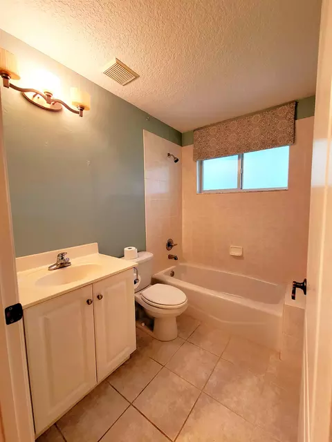 Bath - 933 Mirror Lake Dr, Saint Augustine, FL 32086 photo 1 of 4