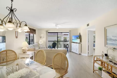 Dining - 4250 S A1a #K33, Saint Augustine Beach, FL 32080 photo 2 of 3