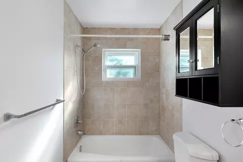 Bath - 477 Sardina St, Saint Augustine, FL 32086 photo 2 of 4