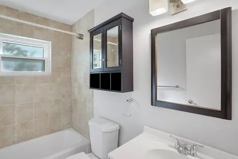 Bath - 477 Sardina St, Saint Augustine, FL 32086 photo 1 of 4
