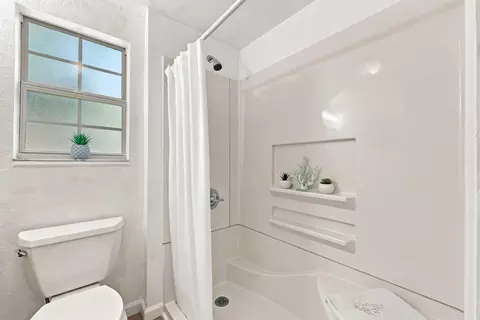 Bath - 145 Smith St, Saint Augustine, FL 32084 photo 3 of 4
