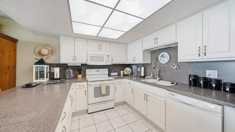 Kitchen - 2 Dondanville Rd #709, Saint Augustine, FL 32080 photo 3 of 4