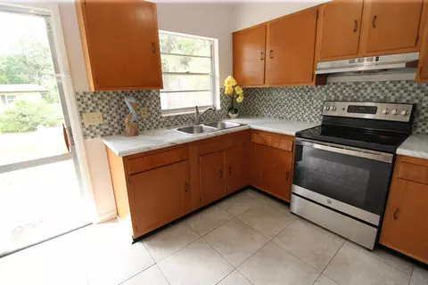 Kitchen - 302 Shore Dr, Saint Augustine, FL 32086 photo 3 of 4
