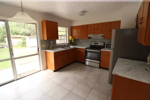 Kitchen - 302 Shore Dr, Saint Augustine, FL 32086 photo 2 of 4