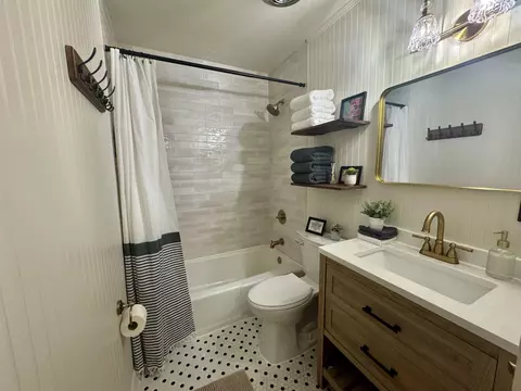 Bath - 22 Comares Ave #6C, Saint Augustine, FL 32080 photo 1 of 5