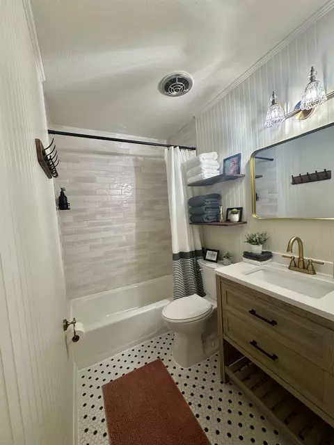 Bath - 22 Comares Ave #6C, Saint Augustine, FL 32080 photo 2 of 5