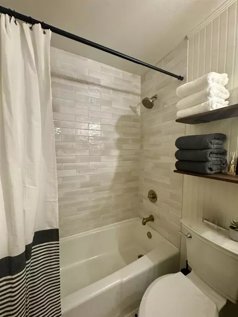 Bath - 22 Comares Ave #6C, Saint Augustine, FL 32080 photo 4 of 5