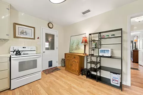 Kitchen - 44 Sylvan Dr, Saint Augustine, FL 32084 photo 4 of 5