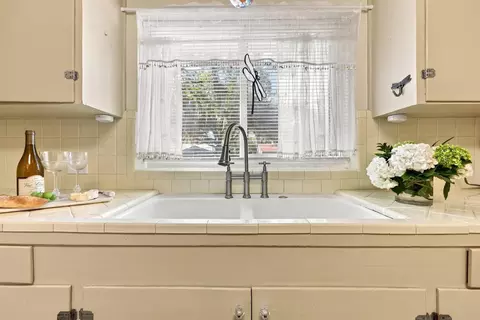 Kitchen - 44 Sylvan Dr, Saint Augustine, FL 32084 photo 2 of 5