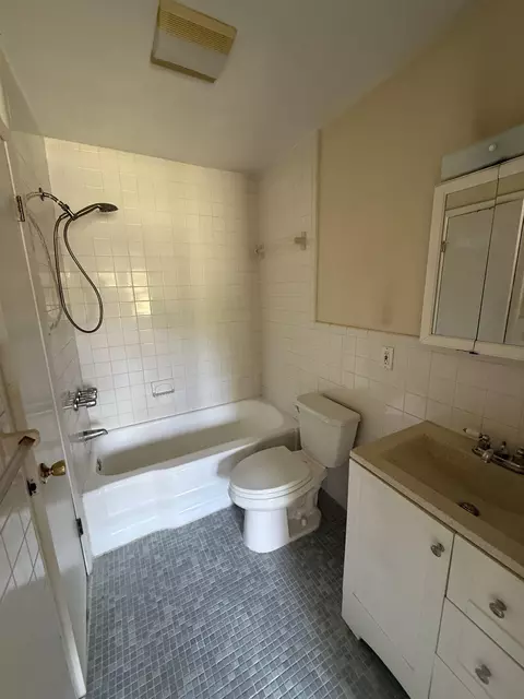 Bath - 29 Dufferin St UNIT B, Saint Augustine, FL 32084 photo 1 of 2