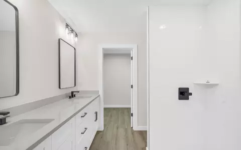 Bath - 4705 Avenue B, Saint Augustine, FL 32095 photo 3 of 3