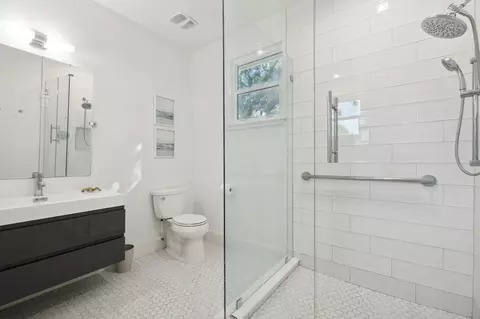 Bath - 148 Oneida St, Saint Augustine, FL 32084 photo 1 of 3