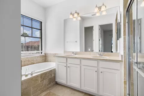 Bath - 654 Market St, Saint Augustine, FL 32095 photo 7 of 11