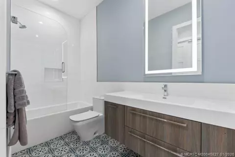 Bath - 53 SE Seminole St #2B, Stuart, FL 34994 photo 4 of 4