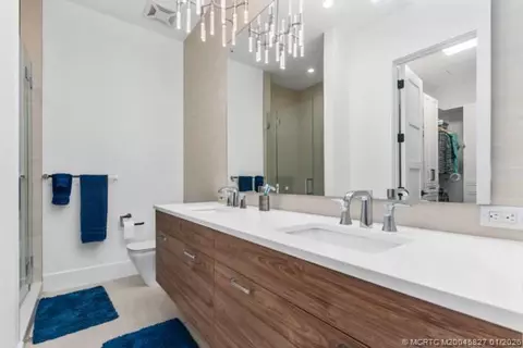 Bath - 53 SE Seminole St #2B, Stuart, FL 34994 photo 2 of 4