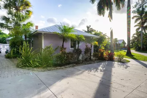 Exterior - 535 SW Siesta Way, Stuart, FL 34994 photo 6 of 9