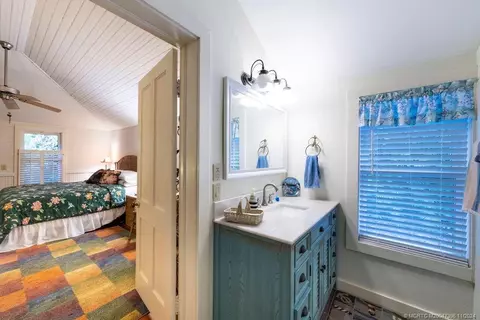 Bath - 535 SW Siesta Way, Stuart, FL 34994 photo 3 of 6