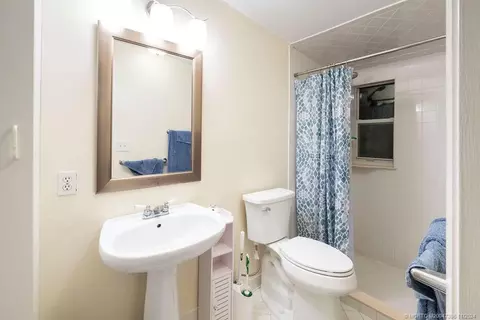Bath - 535 SW Siesta Way, Stuart, FL 34994 photo 6 of 6