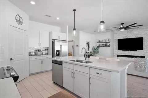 2880 NE Breezeway Cir, Jensen Beach, FL 34957