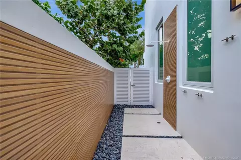 Exterior - 6900 SE Harbor Cir, Stuart, FL 34996 photo 6 of 14