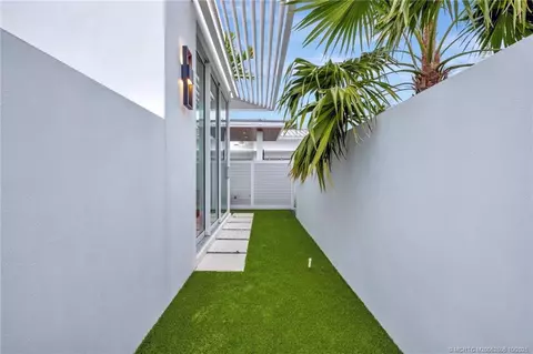 Exterior - 6900 SE Harbor Cir, Stuart, FL 34996 photo 7 of 14