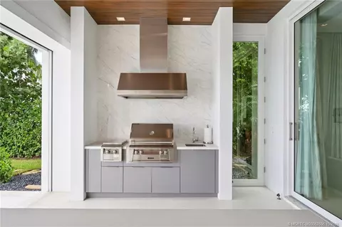 Kitchen - 6900 SE Harbor Cir, Stuart, FL 34996 photo 1 of 8