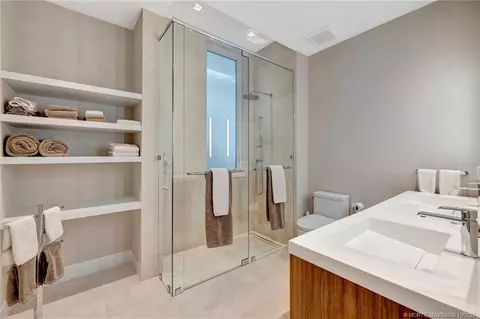 Bath - 6900 SE Harbor Cir, Stuart, FL 34996 photo 2 of 9