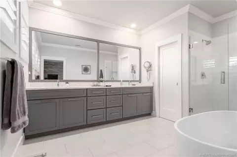 Bath - 411 SE High School Ave, Stuart, FL 34994 photo 1 of 4