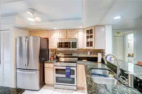 Kitchen - 10 NE Plantation Rd #101, Stuart, FL 34996 photo 4 of 7