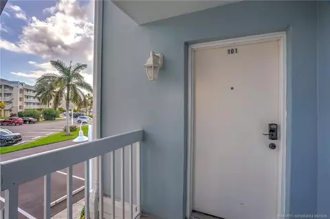 Exterior - 10 NE Plantation Rd #101, Stuart, FL 34996 photo 6 of 10
