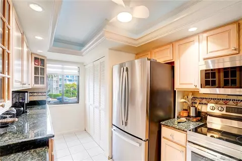 Kitchen - 10 NE Plantation Rd #101, Stuart, FL 34996 photo 2 of 7