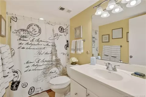 Bath - 40 NE Plantation Rd #403, Stuart, FL 34996 photo 2 of 2