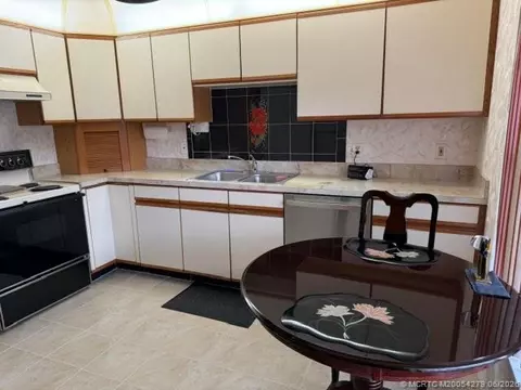 Kitchen - 80 SW Blackburn Ter #3, Stuart, FL 34997 photo 3 of 5