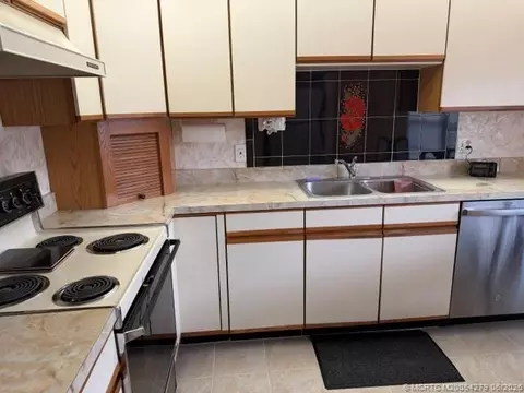 Kitchen - 80 SW Blackburn Ter #3, Stuart, FL 34997 photo 2 of 5