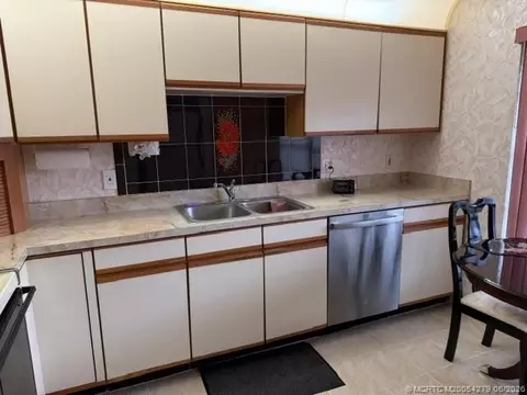 Kitchen - 80 SW Blackburn Ter #3, Stuart, FL 34997 photo 4 of 5
