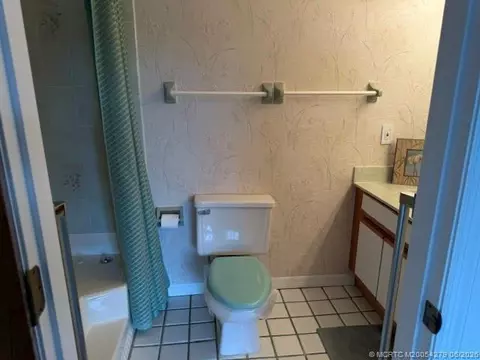 Bath - 80 SW Blackburn Ter #3, Stuart, FL 34997 photo 5 of 10