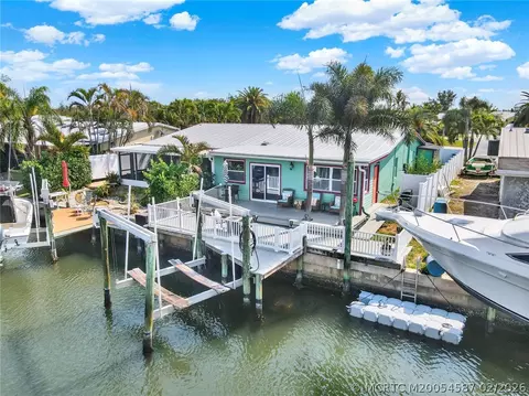 84 Aqua Ra Dr, Jensen Beach, FL 34957