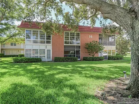 98 Spring Lake Dr #205, Vero Beach, FL 32962