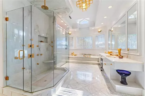 Bath - 3066 SE Dune Dr, Stuart, FL 34996 photo 3 of 7