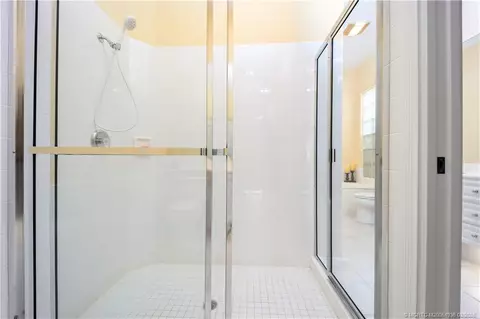 Bath - 1477 SW Eagleglen Pl, Stuart, FL 34997 photo 5 of 6